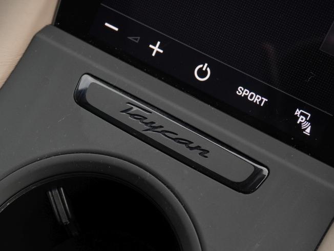 PORSCHE Taycan Photo 41