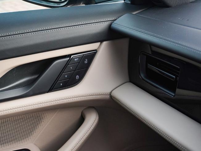 PORSCHE Taycan Photo 43