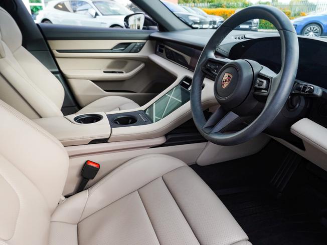 PORSCHE Taycan Photo 8