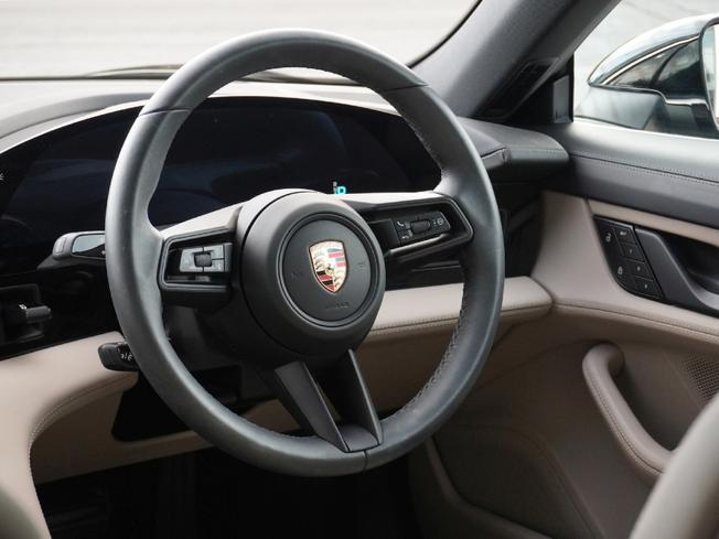 PORSCHE Taycan Photo 9