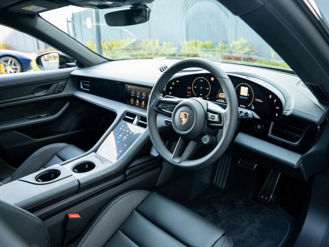 PORSCHE Taycan Photo 10