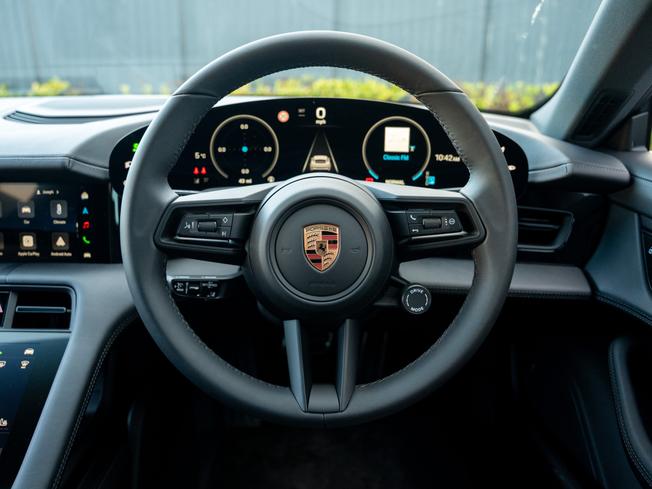 PORSCHE Taycan Photo 11