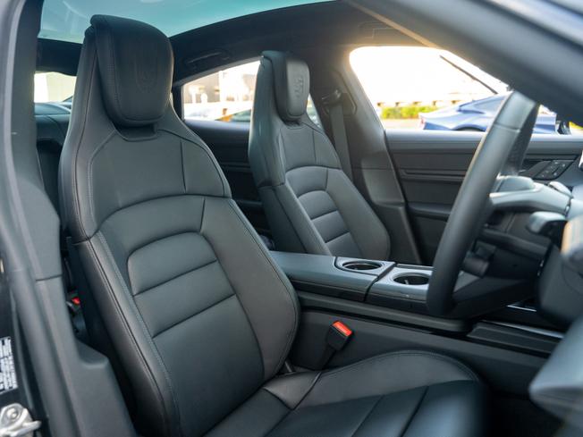PORSCHE Taycan Photo 13