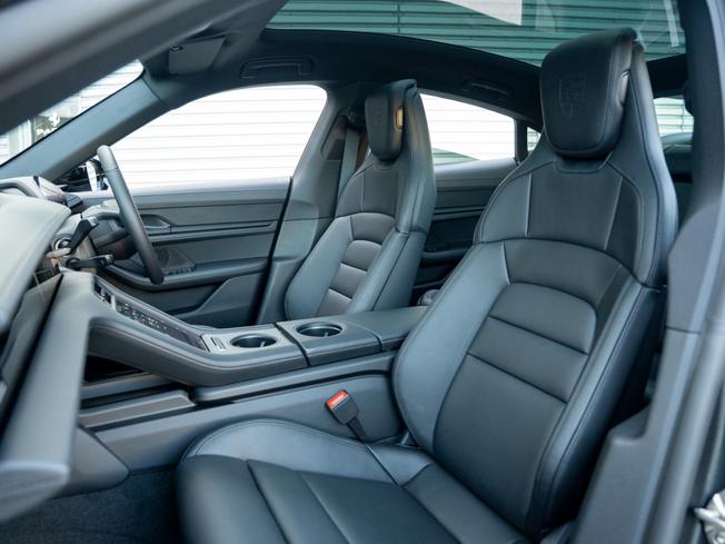 PORSCHE Taycan Photo 14