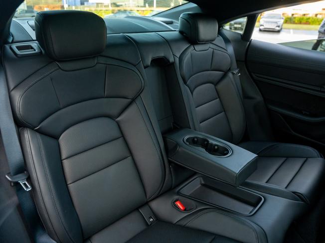 PORSCHE Taycan Photo 15