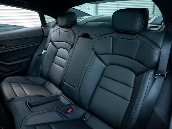 PORSCHE Taycan Photo 16