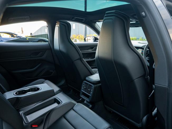 PORSCHE Taycan Photo 17