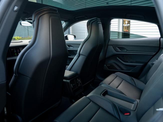 PORSCHE Taycan Photo 18