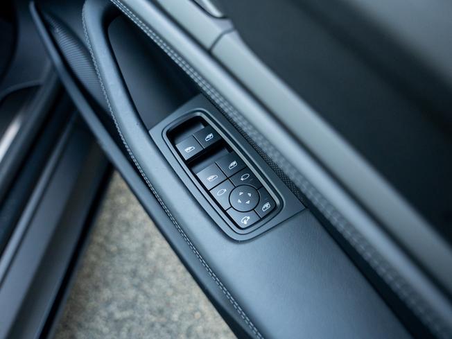 PORSCHE Taycan Photo 27