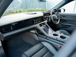 PORSCHE Taycan Photo 3