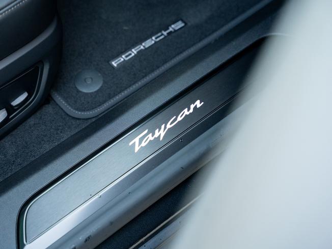 PORSCHE Taycan Photo 30