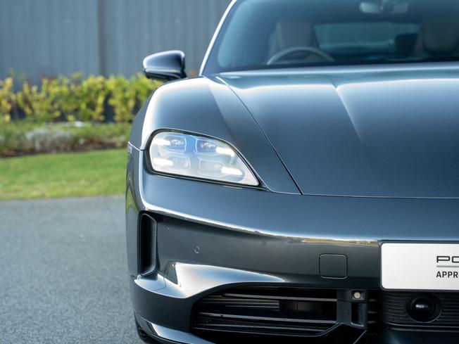PORSCHE Taycan Photo 38
