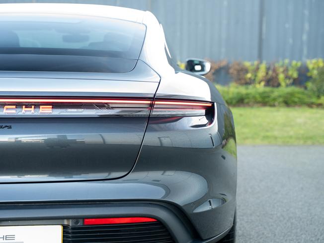 PORSCHE Taycan Photo 39