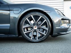 PORSCHE Taycan Photo 4