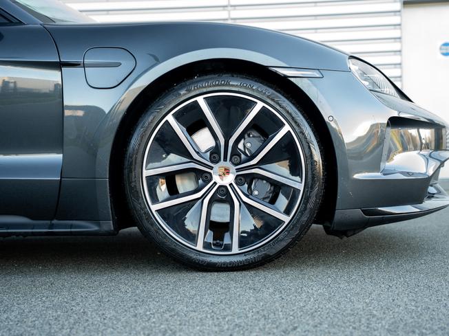 PORSCHE Taycan Photo 4