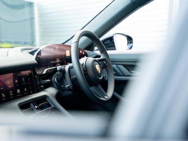 PORSCHE Taycan Photo 8
