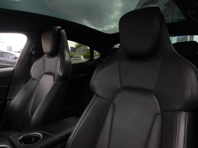 PORSCHE Taycan Photo 10