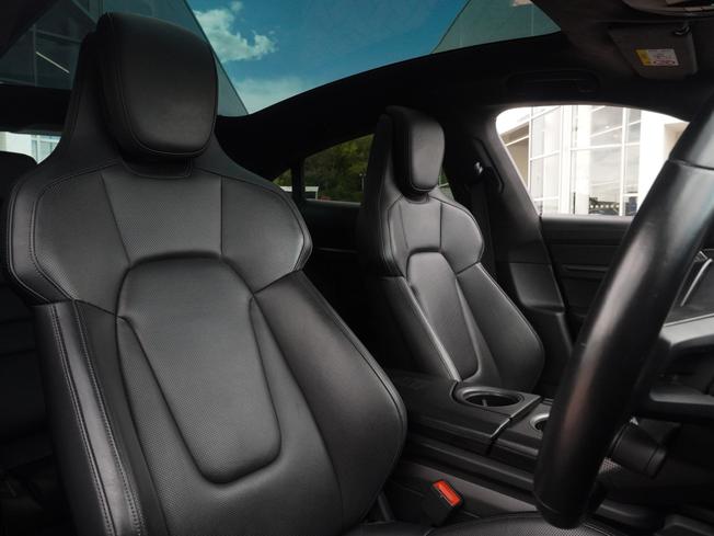 PORSCHE Taycan Photo 11