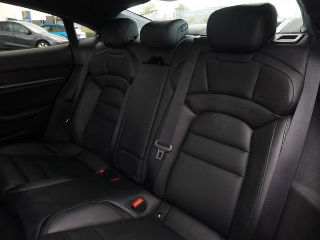 PORSCHE Taycan Photo 12