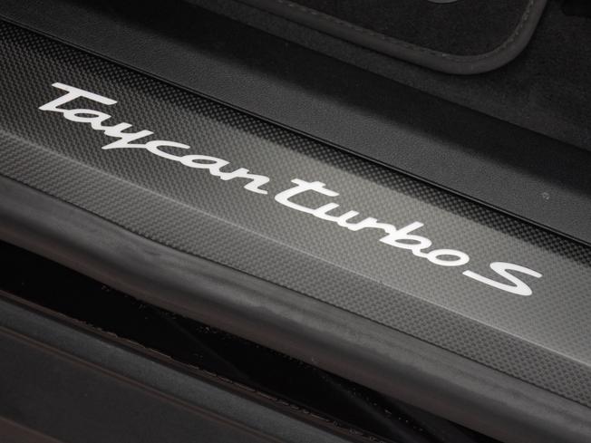 PORSCHE Taycan Photo 27