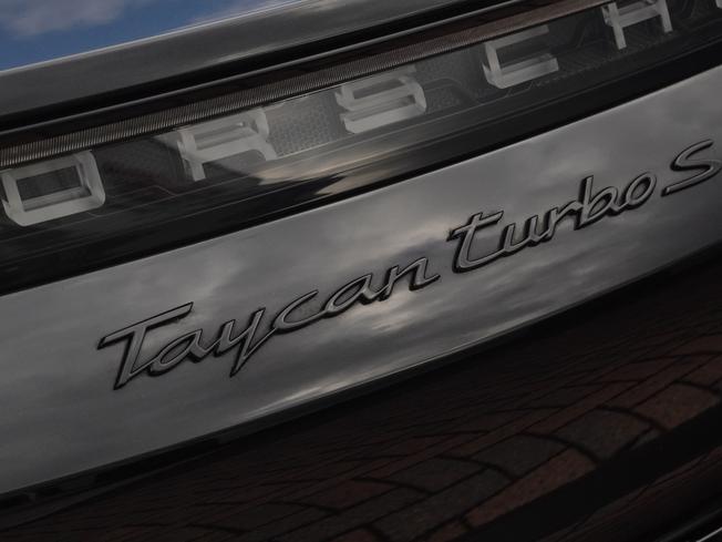 PORSCHE Taycan Photo 28