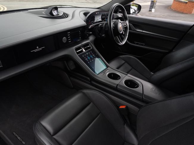 PORSCHE Taycan Photo 3
