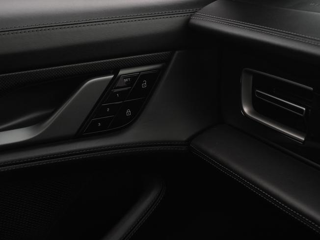 PORSCHE Taycan Photo 31