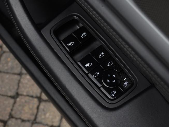 PORSCHE Taycan Photo 35