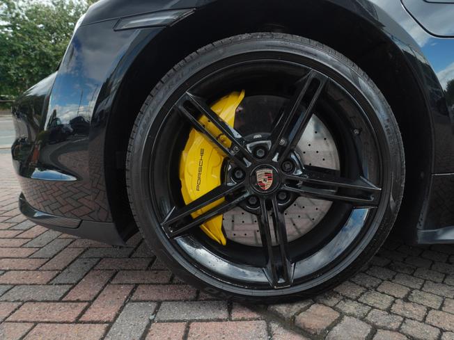 PORSCHE Taycan Photo 4
