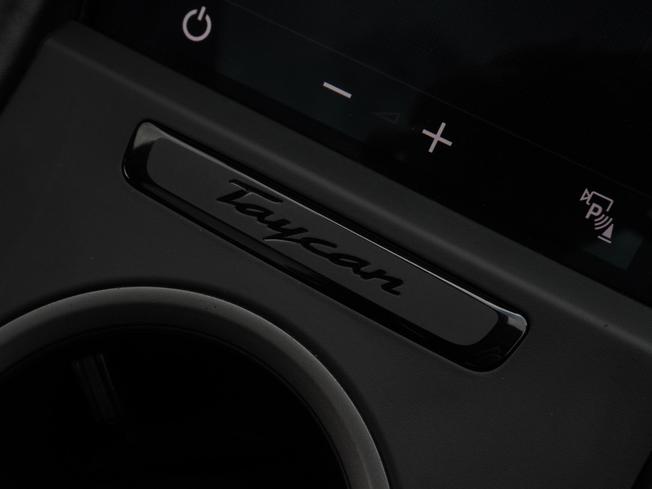 PORSCHE Taycan Photo 45
