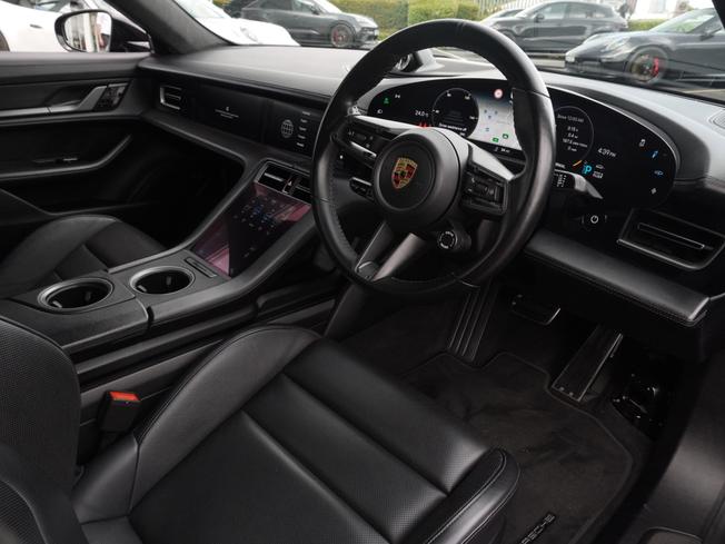 PORSCHE Taycan Photo 9