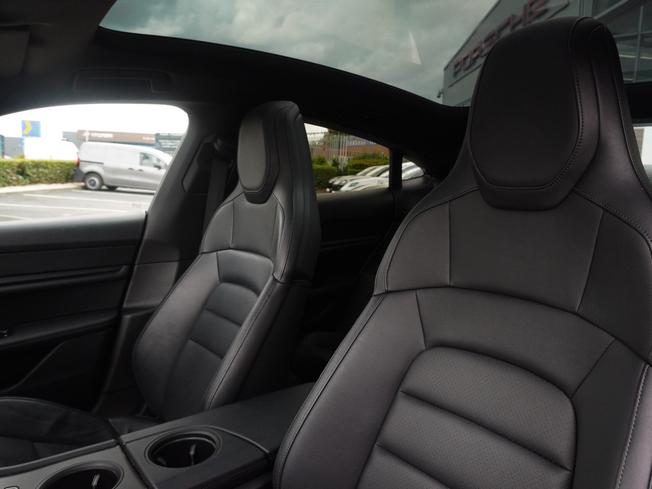 PORSCHE Taycan Photo 11