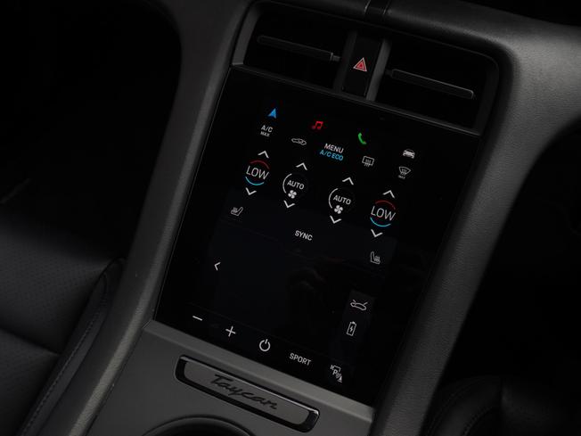 PORSCHE Taycan Photo 16