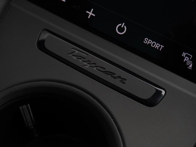 PORSCHE Taycan Photo 22