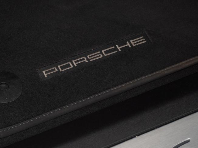 PORSCHE Taycan Photo 25