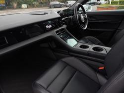 PORSCHE Taycan Photo 3