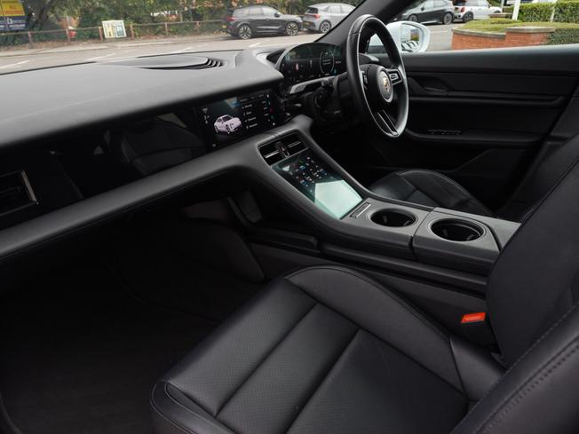 PORSCHE Taycan Photo 3