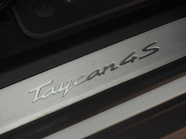 PORSCHE Taycan Photo 31