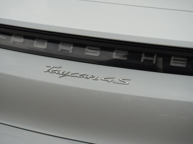 PORSCHE Taycan Photo 32