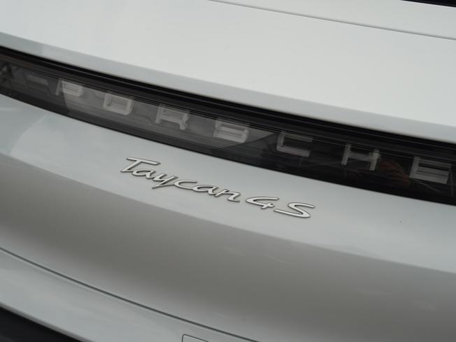 PORSCHE Taycan Photo 33