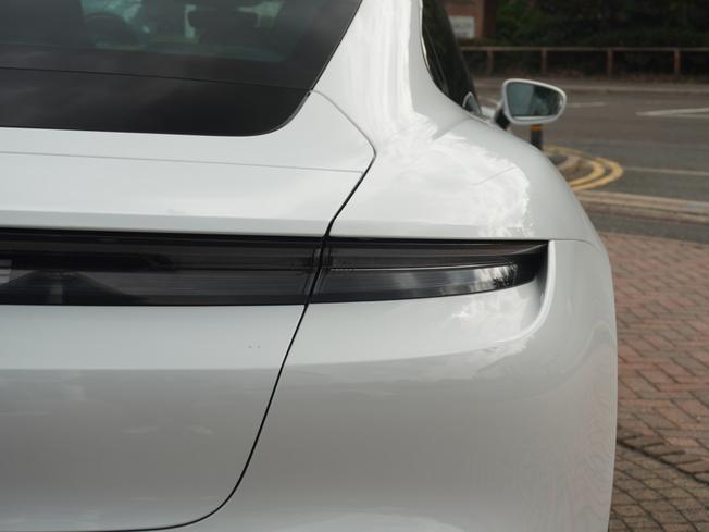 PORSCHE Taycan Photo 34