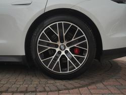 PORSCHE Taycan Photo 4