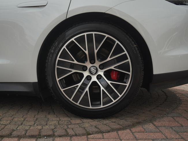 PORSCHE Taycan Photo 4