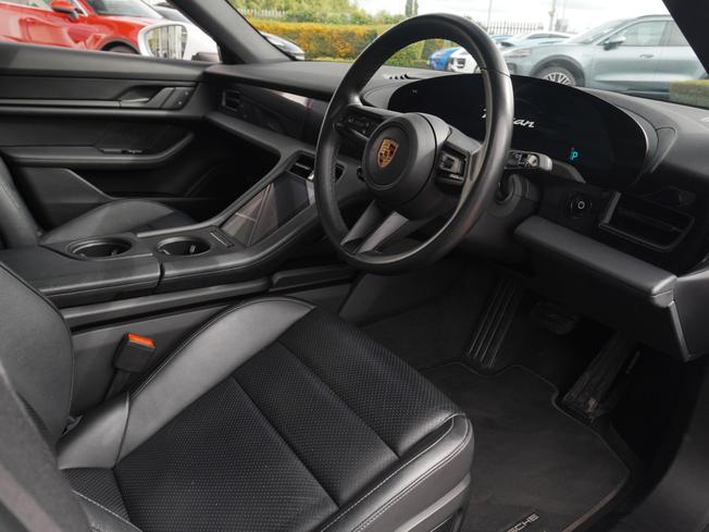 PORSCHE Taycan Photo 7
