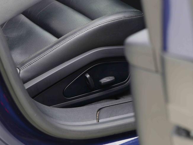 PORSCHE Taycan Photo 33
