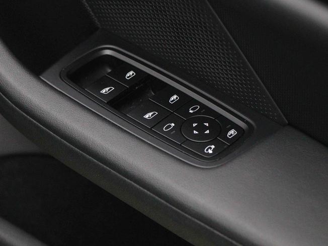 PORSCHE Taycan Photo 34