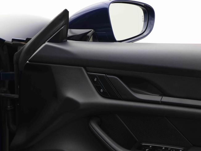 PORSCHE Taycan Photo 35