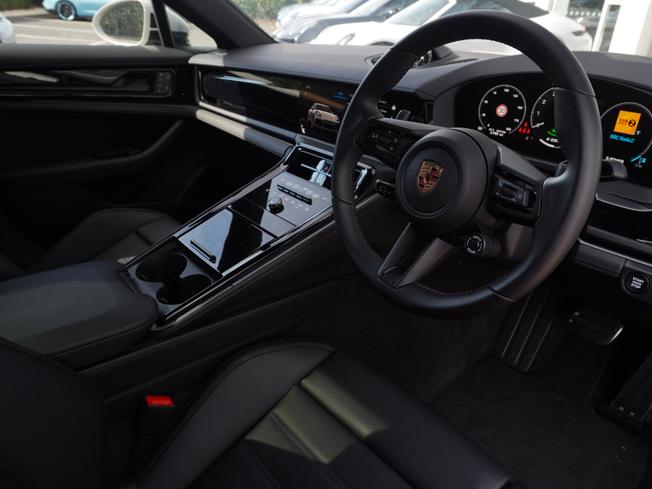PORSCHE Panamera Photo 10