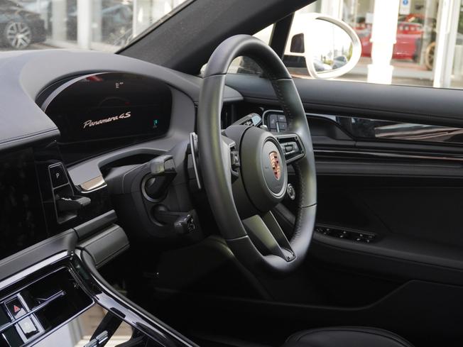 PORSCHE Panamera Photo 3