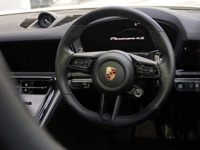 PORSCHE Panamera Photo 8